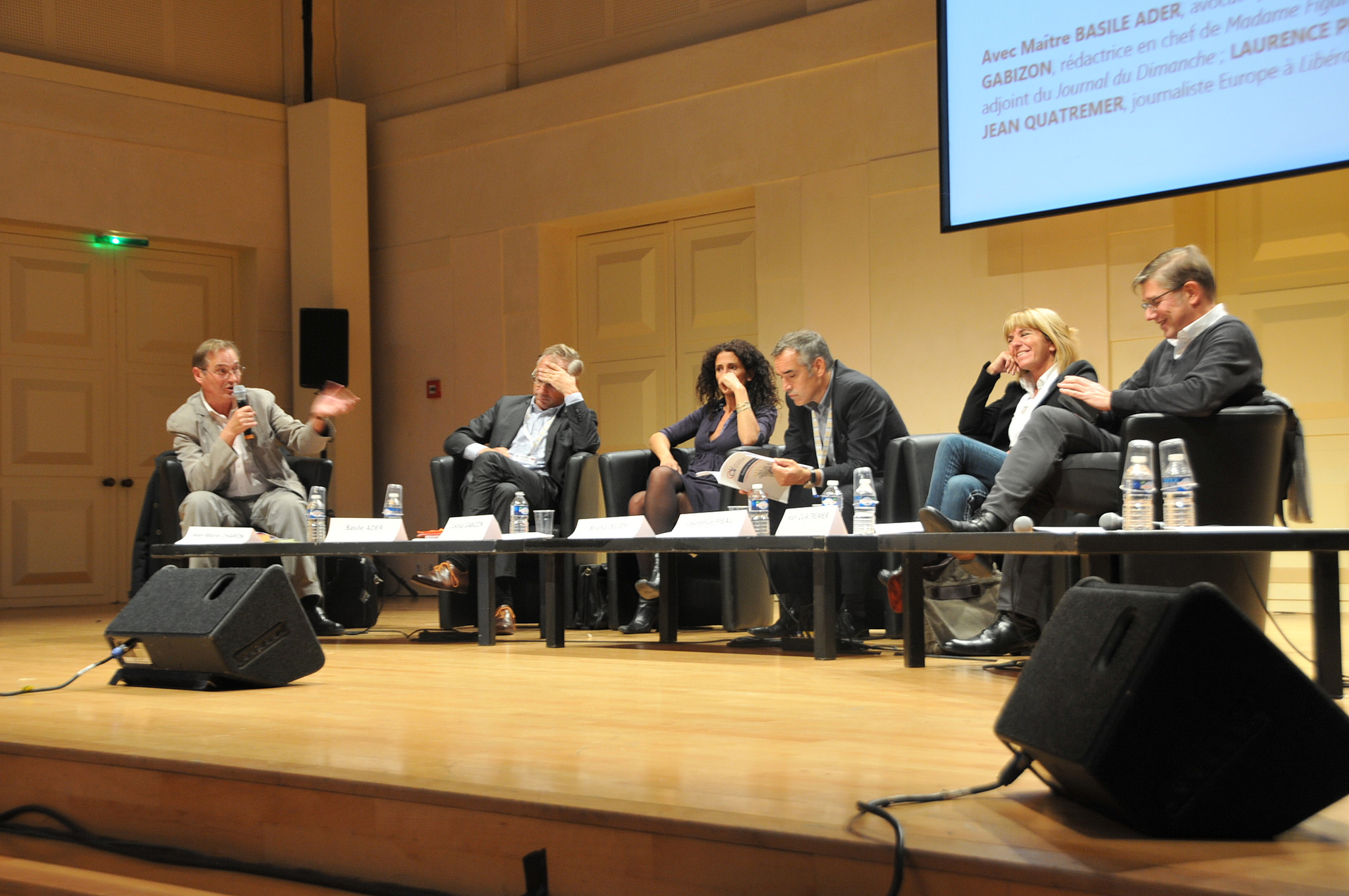 Pour les intervenants, la vie privée des "puissants" doit être divulguée quand elle est d'intérêt public. De gauche à droite, Jean-Marie Charon, Basile Ader, Cécilia Gabizon, Bruno Jeudy, Laurence Pieau et Jean Quatremer. (Crédit photo : Alexandre La Monaca)